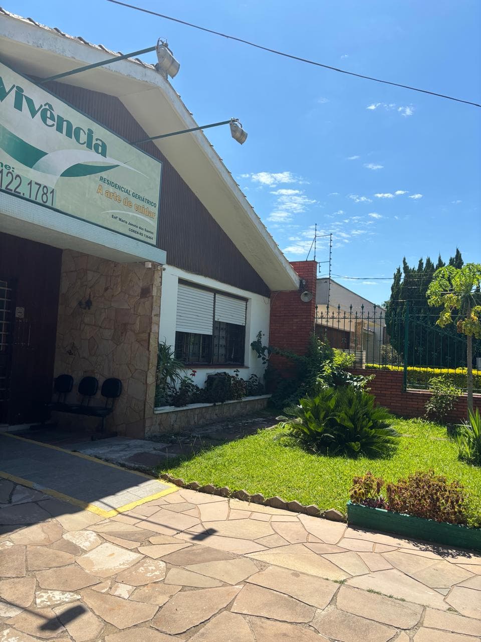 Fachada e jardim do Residencial Geriátrico Vivência no bairro Jardim Lindóia em Porto Alegre RS